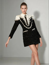 Mini-robe trapèze à manches longues et clous à paillettes